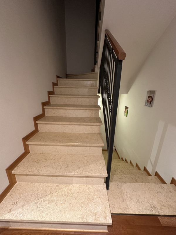 Splendida casa a schiera centrale situata nel cuore di Due Carrare, un Comune caratterizzato da u...