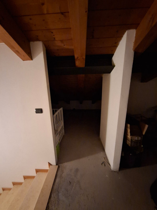 Splendida casa a schiera centrale situata nel cuore di Due Carrare, un Comune caratterizzato da u...