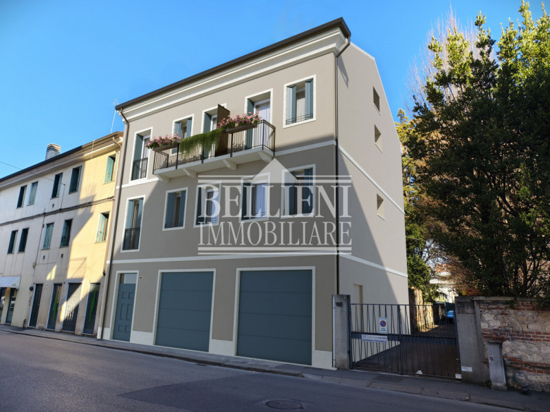 Corso Padova - in zona comoda a tutti i servizi e a due passi dal centro storico proponiamo in ve...