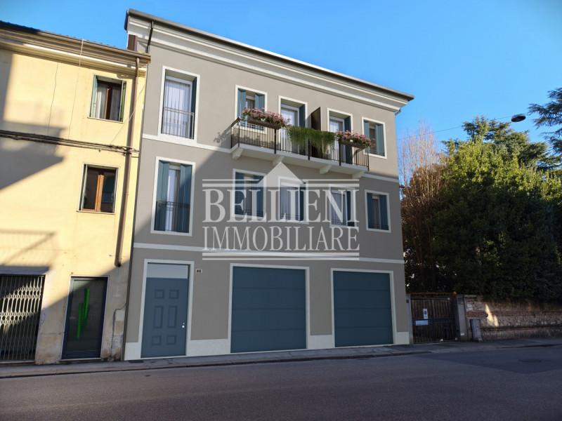 Corso Padova - in zona comoda a tutti i servizi e a due passi dal centro storico proponiamo in ve...