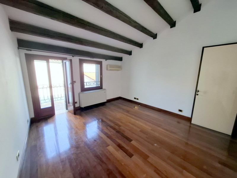 PALAZZETTO INDIPENDENTE IN CENTRO STORICO A PADOVA €.585.000 - rif.GB13-1828
Se stai cercando una...