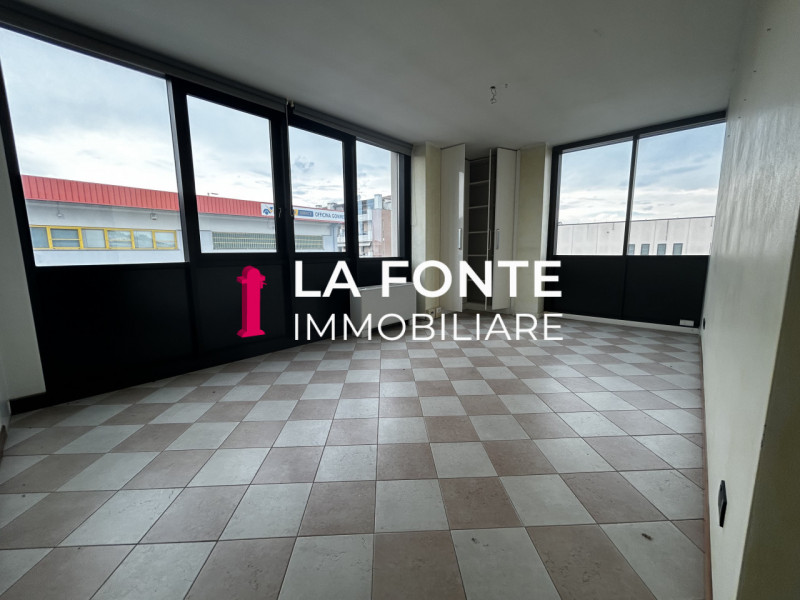 MELLAREDO DI PIANIGA ampio e luminoso UFFICIO. L’immobile si trova al primo piano all’interno di ...