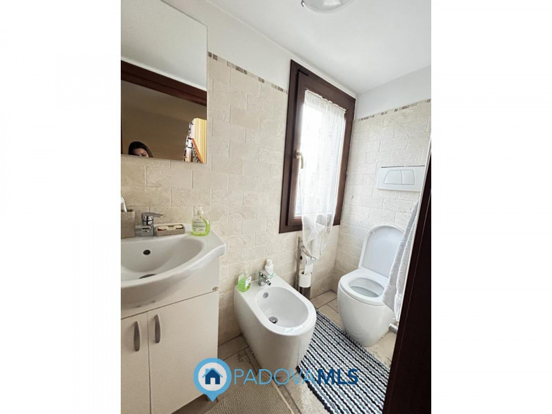 Immobile in esclusiva al Gruppo Padova MLS
Scopri questa affascinante bifamiliare situata nel cuo...