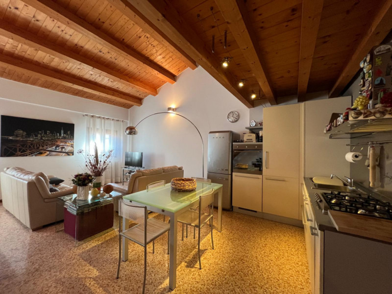 COMPOSIZIONE:
Appartamento duplex in centro a Este, composto da luminosa zona giorno con ampio sa...