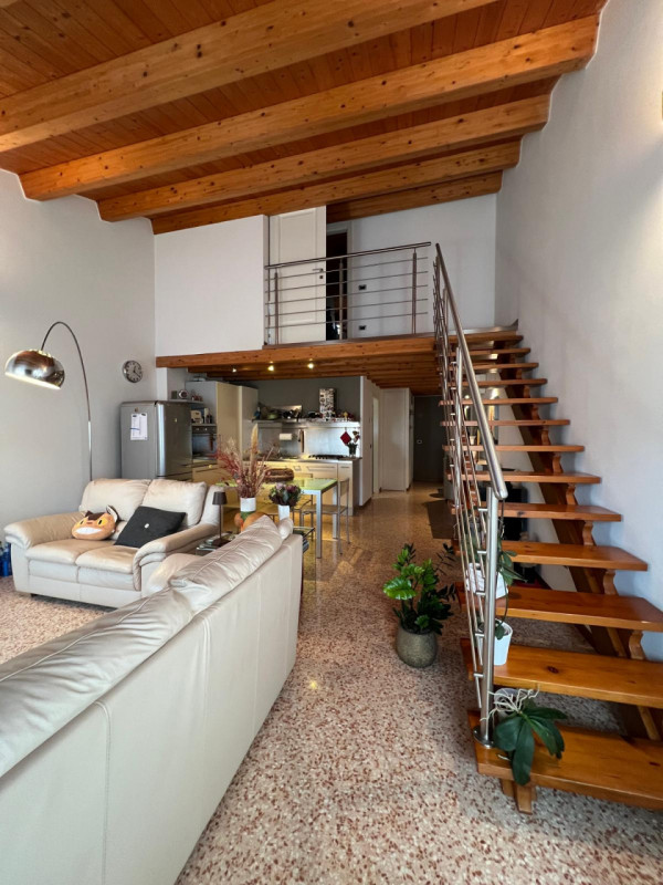 COMPOSIZIONE:
Appartamento duplex in centro a Este, composto da luminosa zona giorno con ampio sa...