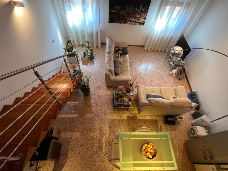 COMPOSIZIONE:
Appartamento duplex in centro a Este, composto da luminosa zona giorno con ampio sa...