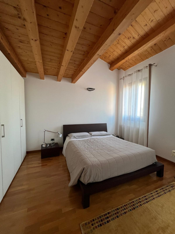 COMPOSIZIONE:
Appartamento duplex in centro a Este, composto da luminosa zona giorno con ampio sa...