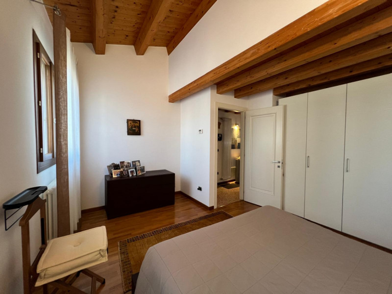 COMPOSIZIONE:
Appartamento duplex in centro a Este, composto da luminosa zona giorno con ampio sa...