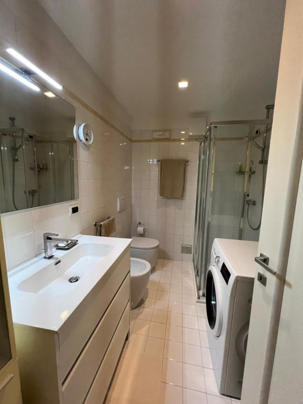 COMPOSIZIONE:
Appartamento duplex in centro a Este, composto da luminosa zona giorno con ampio sa...