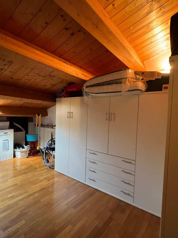 COMPOSIZIONE:
Appartamento duplex in centro a Este, composto da luminosa zona giorno con ampio sa...