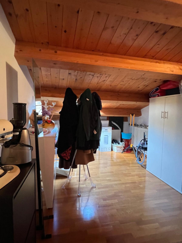 COMPOSIZIONE:
Appartamento duplex in centro a Este, composto da luminosa zona giorno con ampio sa...