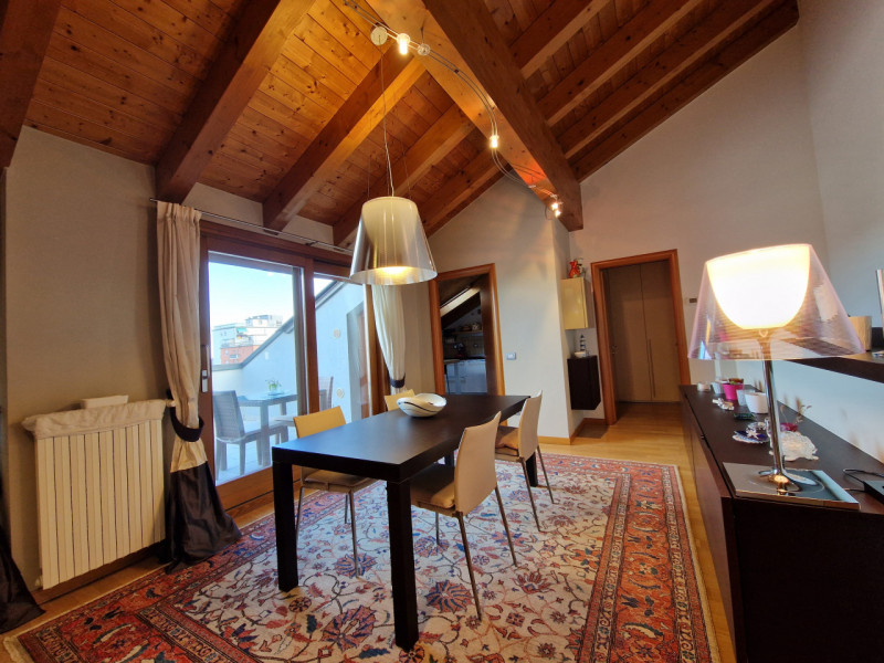 SAN CARLO - In ottimo contesto abitativo, appartamento al 4° e 5° piano. L'ingresso alla zona gio...