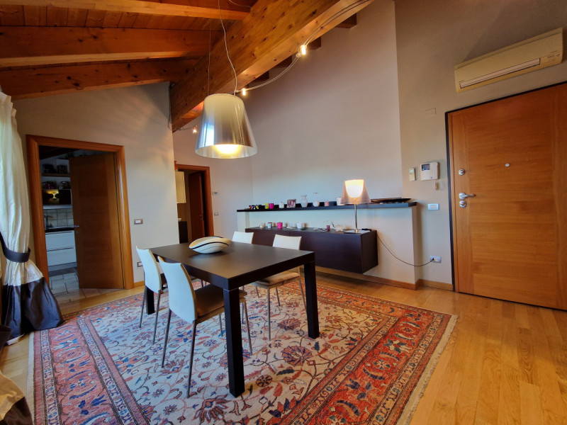 SAN CARLO - In ottimo contesto abitativo, appartamento al 4° e 5° piano. L'ingresso alla zona gio...