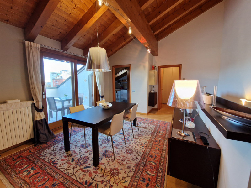 SAN CARLO - In ottimo contesto abitativo, appartamento al 4° e 5° piano. L'ingresso alla zona gio...