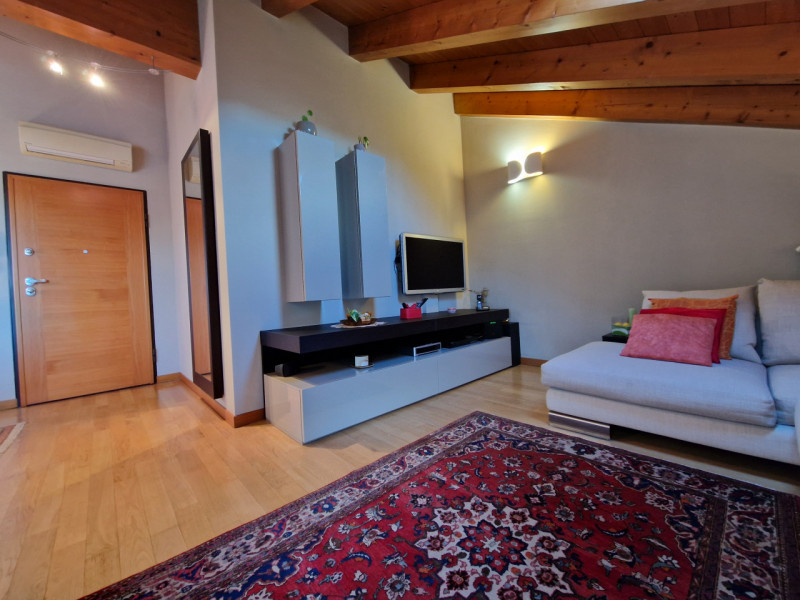 SAN CARLO - In ottimo contesto abitativo, appartamento al 4° e 5° piano. L'ingresso alla zona gio...