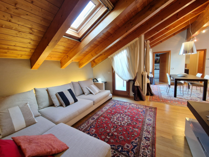 SAN CARLO - In ottimo contesto abitativo, appartamento al 4° e 5° piano. L'ingresso alla zona gio...