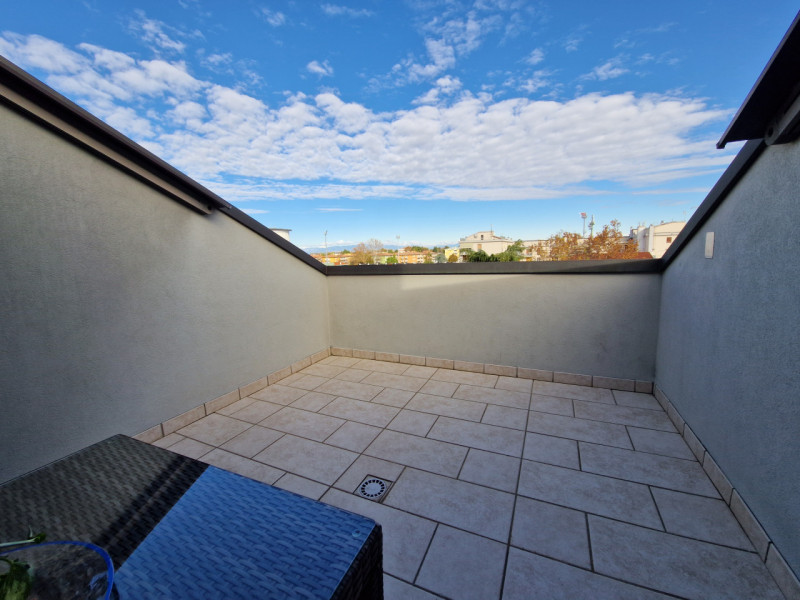 SAN CARLO - In ottimo contesto abitativo, appartamento al 4° e 5° piano. L'ingresso alla zona gio...