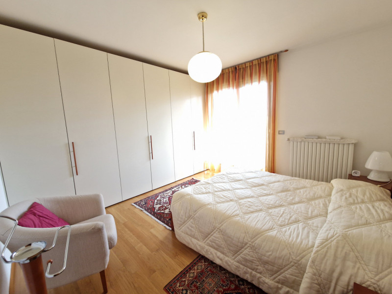 SAN CARLO - In ottimo contesto abitativo, appartamento al 4° e 5° piano. L'ingresso alla zona gio...