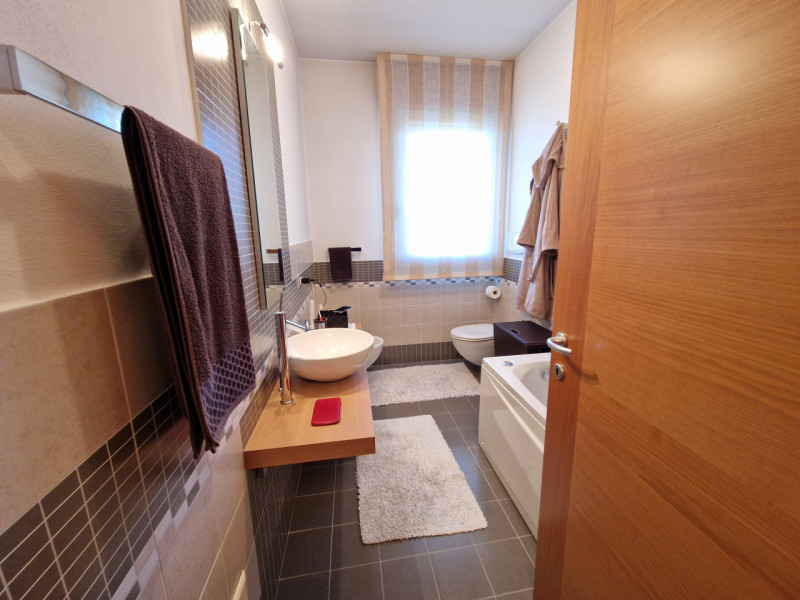 SAN CARLO - In ottimo contesto abitativo, appartamento al 4° e 5° piano. L'ingresso alla zona gio...