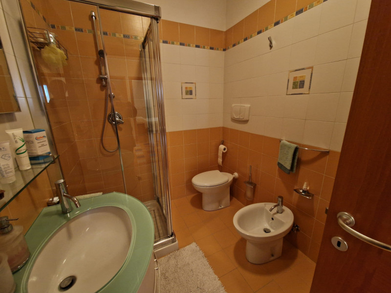 SAN CARLO - In ottimo contesto abitativo, appartamento al 4° e 5° piano. L'ingresso alla zona gio...