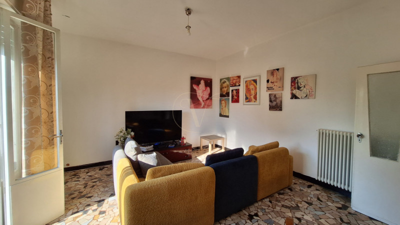 Nella zona ovest della città, comodissimo al centro città e molto ben servito da mezzi di traspos...