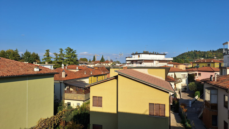Nella zona ovest della città, comodissimo al centro città e molto ben servito da mezzi di traspos...