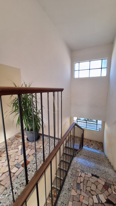 Nella zona ovest della città, comodissimo al centro città e molto ben servito da mezzi di traspos...