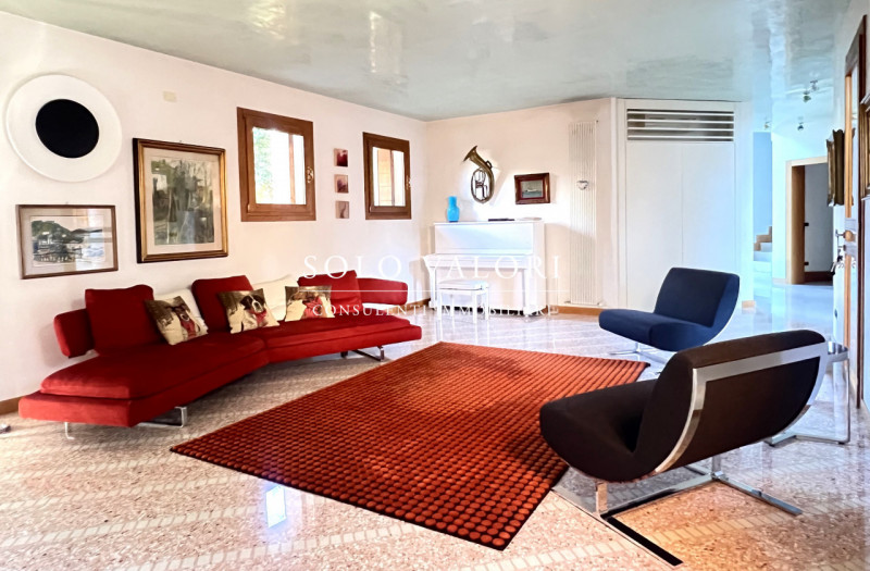 Rif. B482 (per info 338 9387816 Matteo)

Proponiamo in vendita una villa elegante, caratterizzata...