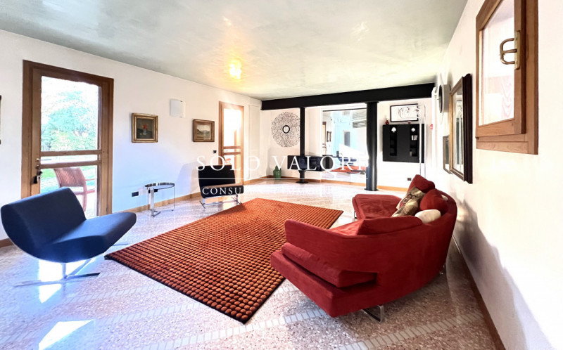 Rif. B482 (per info 338 9387816 Matteo)

Proponiamo in vendita una villa elegante, caratterizzata...