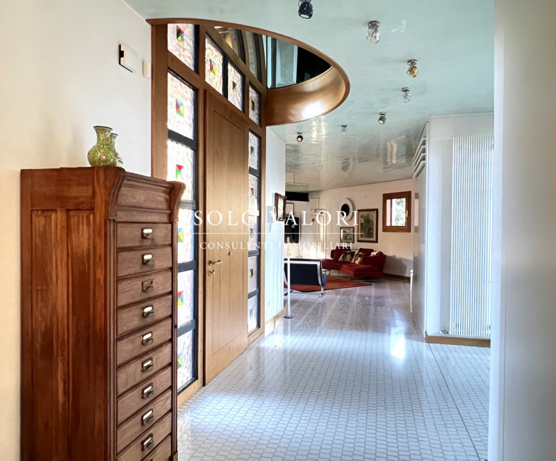 Rif. B482 (per info 338 9387816 Matteo)

Proponiamo in vendita una villa elegante, caratterizzata...