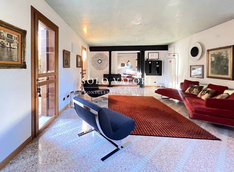 Rif. B482 (per info 338 9387816 Matteo)

Proponiamo in vendita una villa elegante, caratterizzata...