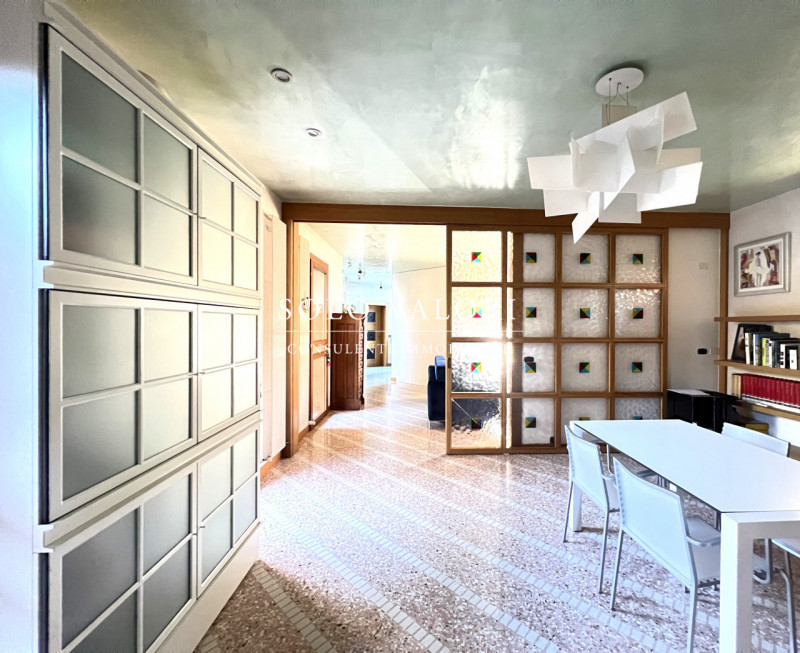 Rif. B482 (per info 338 9387816 Matteo)

Proponiamo in vendita una villa elegante, caratterizzata...