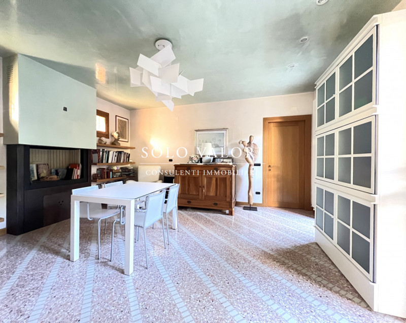 Rif. B482 (per info 338 9387816 Matteo)

Proponiamo in vendita una villa elegante, caratterizzata...