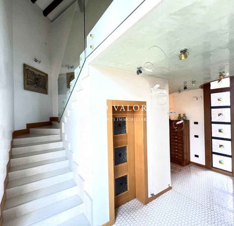 Rif. B482 (per info 338 9387816 Matteo)

Proponiamo in vendita una villa elegante, caratterizzata...