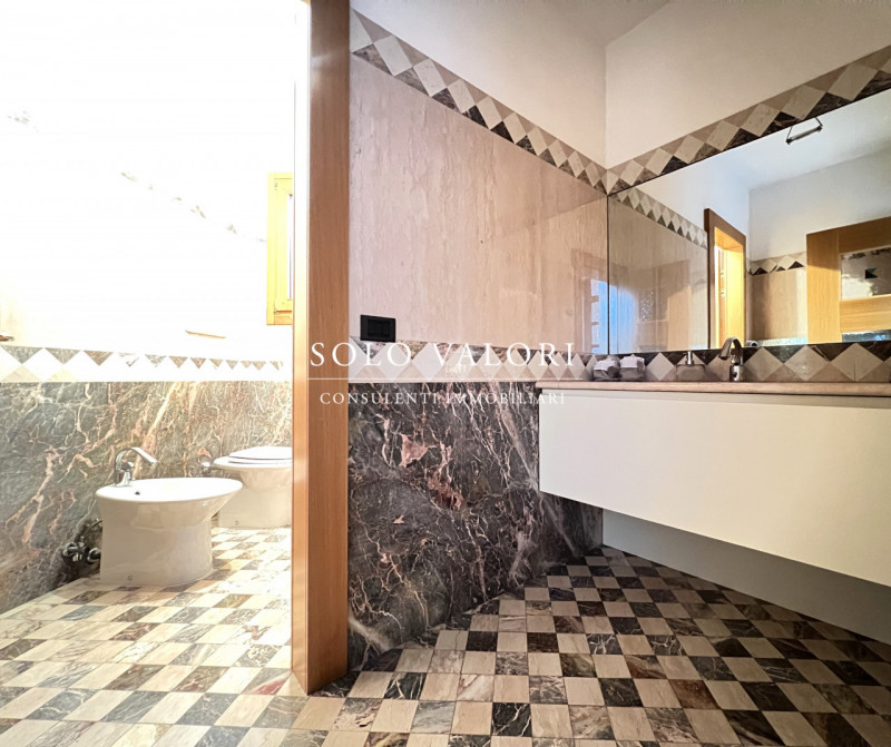 Rif. B482 (per info 338 9387816 Matteo)

Proponiamo in vendita una villa elegante, caratterizzata...