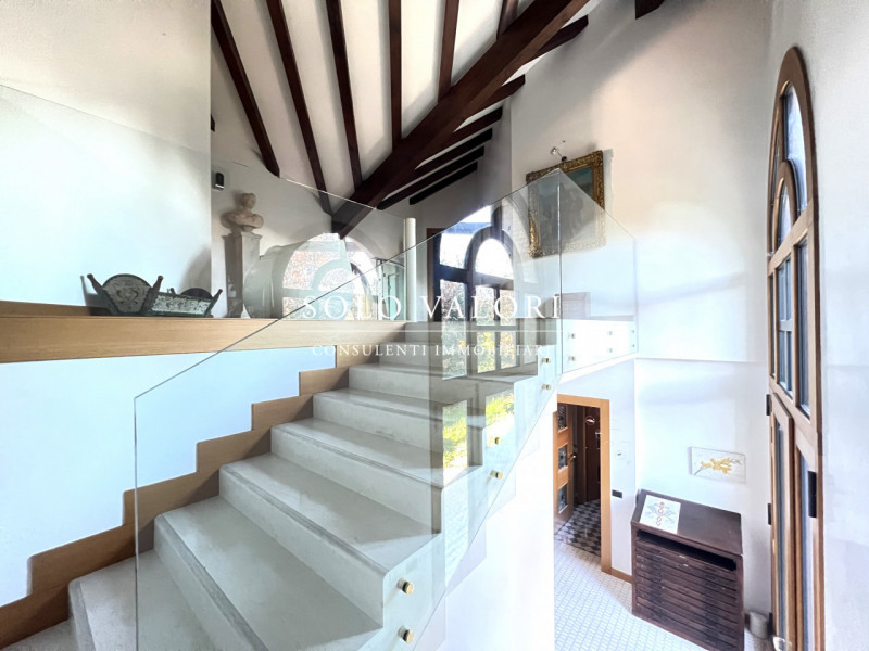 Rif. B482 (per info 338 9387816 Matteo)

Proponiamo in vendita una villa elegante, caratterizzata...