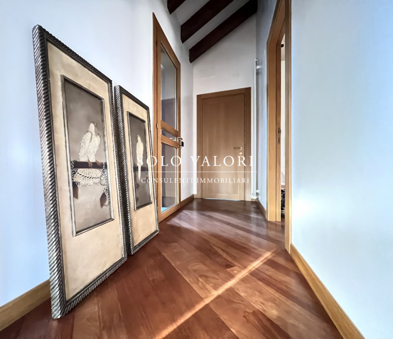 Rif. B482 (per info 338 9387816 Matteo)

Proponiamo in vendita una villa elegante, caratterizzata...