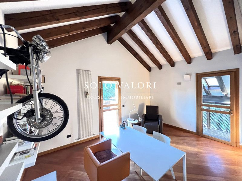 Rif. B482 (per info 338 9387816 Matteo)

Proponiamo in vendita una villa elegante, caratterizzata...