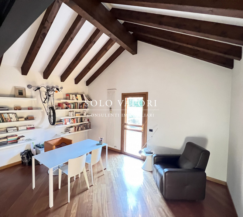 Rif. B482 (per info 338 9387816 Matteo)

Proponiamo in vendita una villa elegante, caratterizzata...