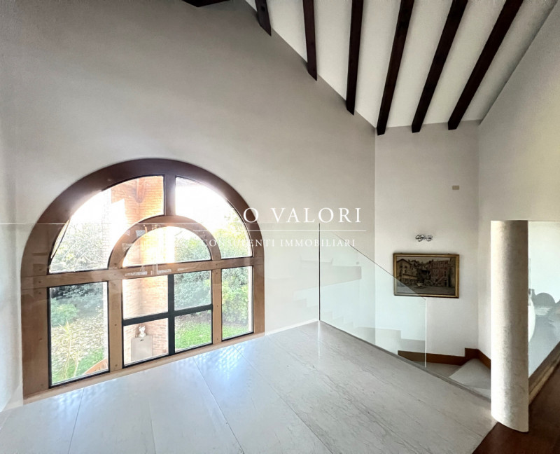 Rif. B482 (per info 338 9387816 Matteo)

Proponiamo in vendita una villa elegante, caratterizzata...