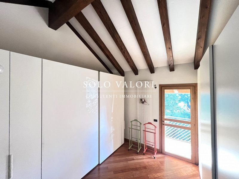 Rif. B482 (per info 338 9387816 Matteo)

Proponiamo in vendita una villa elegante, caratterizzata...