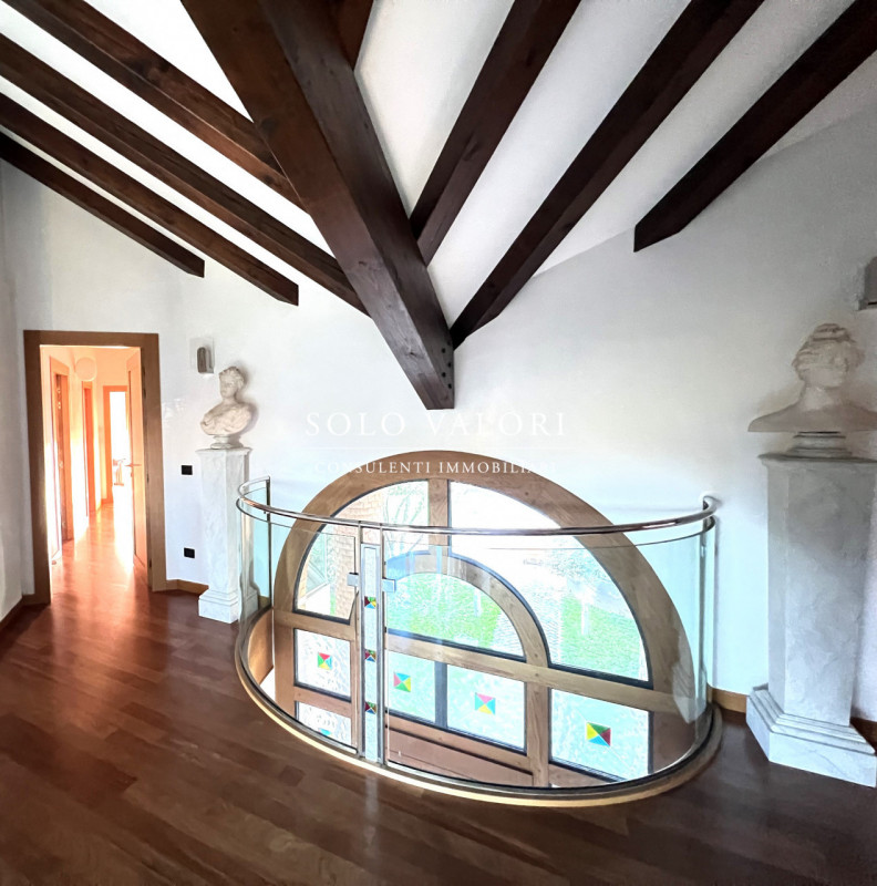 Rif. B482 (per info 338 9387816 Matteo)

Proponiamo in vendita una villa elegante, caratterizzata...