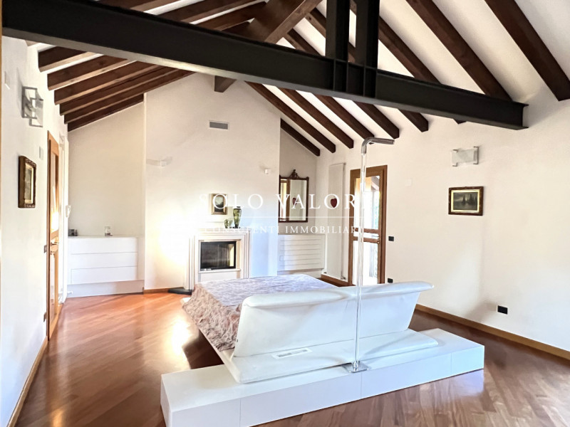 Rif. B482 (per info 338 9387816 Matteo)

Proponiamo in vendita una villa elegante, caratterizzata...