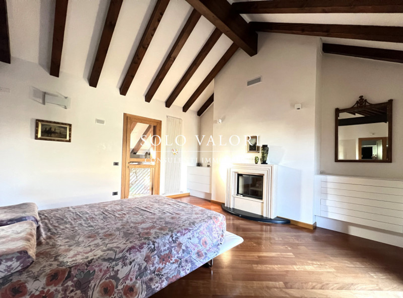 Rif. B482 (per info 338 9387816 Matteo)

Proponiamo in vendita una villa elegante, caratterizzata...