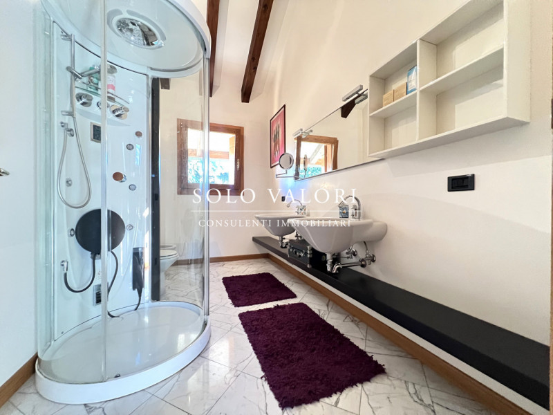 Rif. B482 (per info 338 9387816 Matteo)

Proponiamo in vendita una villa elegante, caratterizzata...