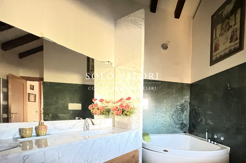 Rif. B482 (per info 338 9387816 Matteo)

Proponiamo in vendita una villa elegante, caratterizzata...