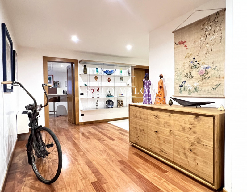 Rif. B482 (per info 338 9387816 Matteo)

Proponiamo in vendita una villa elegante, caratterizzata...