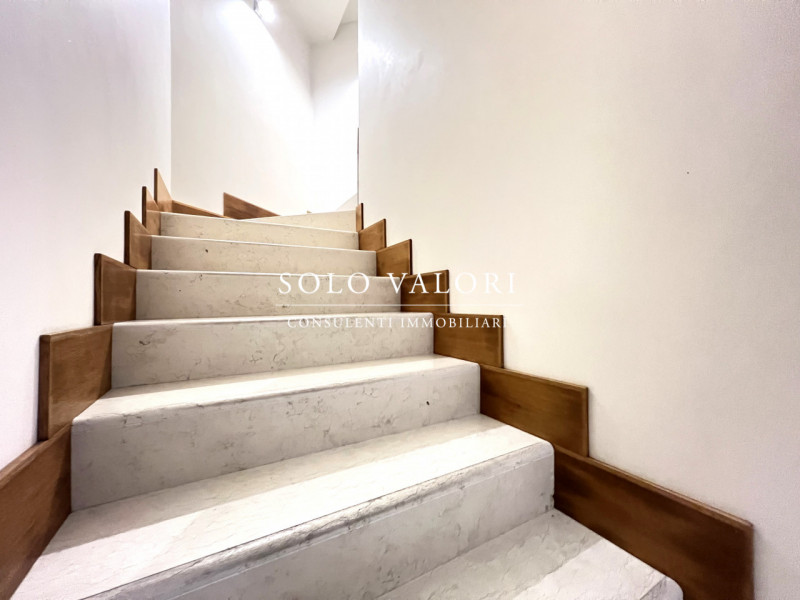 Rif. B482 (per info 338 9387816 Matteo)

Proponiamo in vendita una villa elegante, caratterizzata...