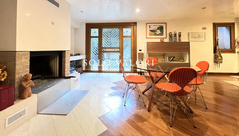 Rif. B482 (per info 338 9387816 Matteo)

Proponiamo in vendita una villa elegante, caratterizzata...