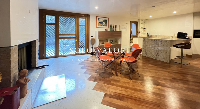 Rif. B482 (per info 338 9387816 Matteo)

Proponiamo in vendita una villa elegante, caratterizzata...